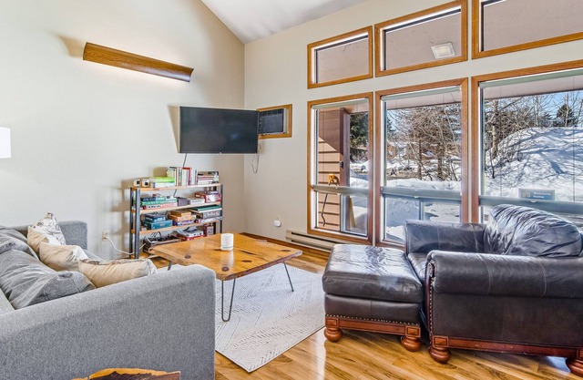 Mountain condo w/ shared hot tub, pool, gym, & more - close to downtown & lake!