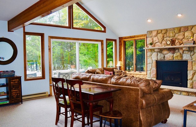 ⛷️⛱️⛰️Mt. Maplewood Lake Front❤️Romantic★1BR★HotTub★Fireplace★Games★Dogs+