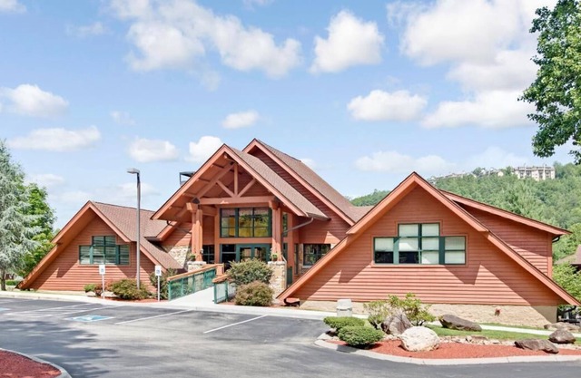 Nature is Calling! 2 Great Units, Close to Ripley s Moving Theater, Pool, Golf