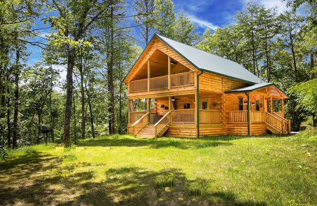 New Gatlinburg Cabin Mtn Views Theater Room, King Bed Internet Hot Tub, Tickets!