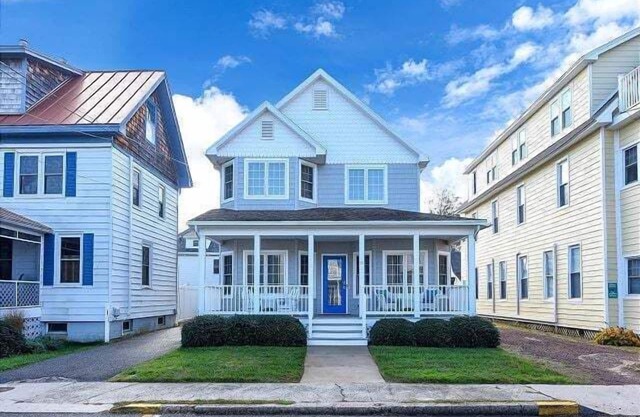 Ocean-Block Home on Hickman Street, just a Half-Block to the Beach!