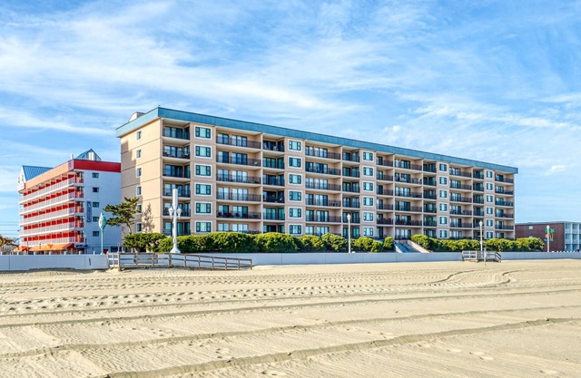 Ocean Hideaway 406-Oceanfront 18th St, Free WiFi, Elev, W/D, AC