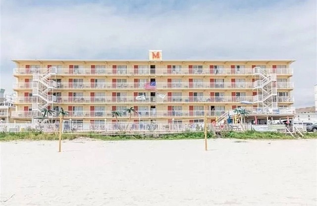 Oceanfront top flr 1 br condo at Madrid