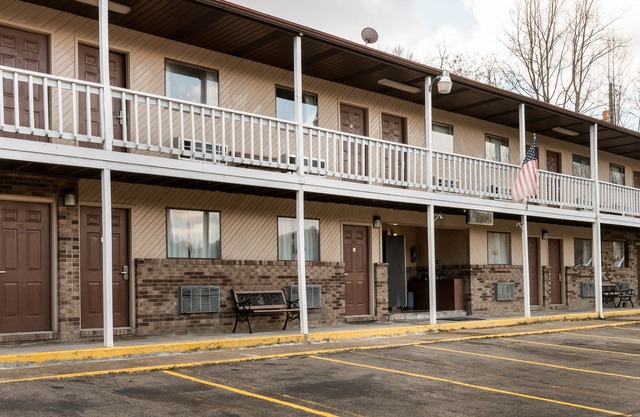 OYO Hotel Chapmanville Inn, WV - Hwy 119