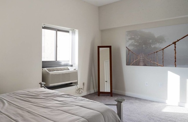 Philly All-Stars—Chic Central Apartment in Society Hill