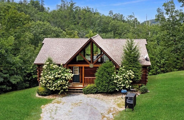 Pigeon Forge - Adorable Escape - 3 Bedrooms - Sleeps 10