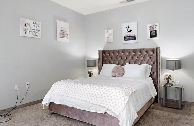 PINK STUDIO APT IN HEART OF DOWNTOWN