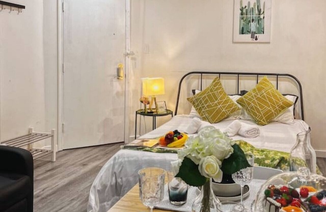 Ramblei near Rittenhouse Sq | Studio w/Backyard-1R