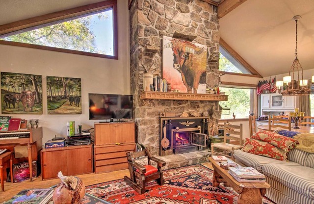 Riverfront Getaway Treehouse Kayaks Deck 