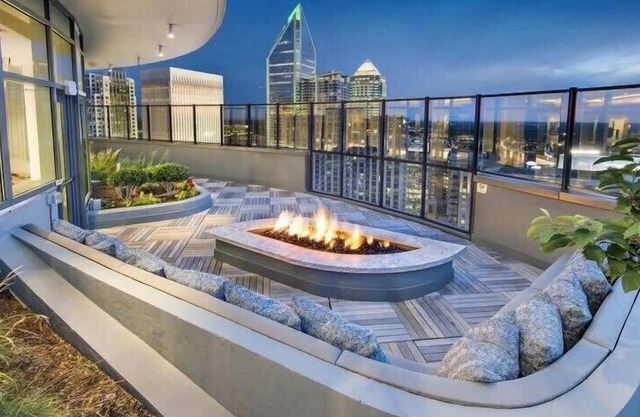 StaysByWalker Studio-King Bed! Roof Top Pool! Gym!