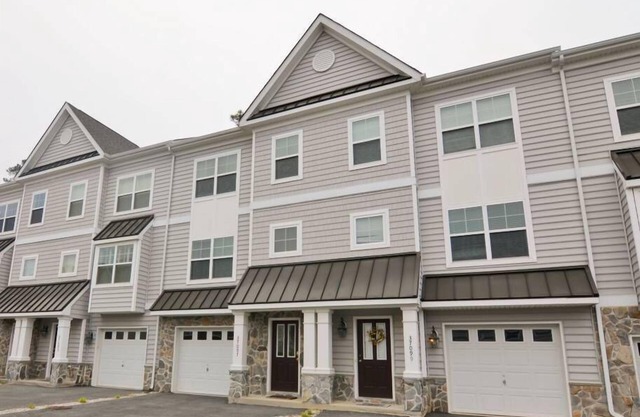 SUNDAY TO SUNDAY! BEAUTIFUL TOWN HOME WITH COMMUNITY POOL CLOSE TO REHOBOTH