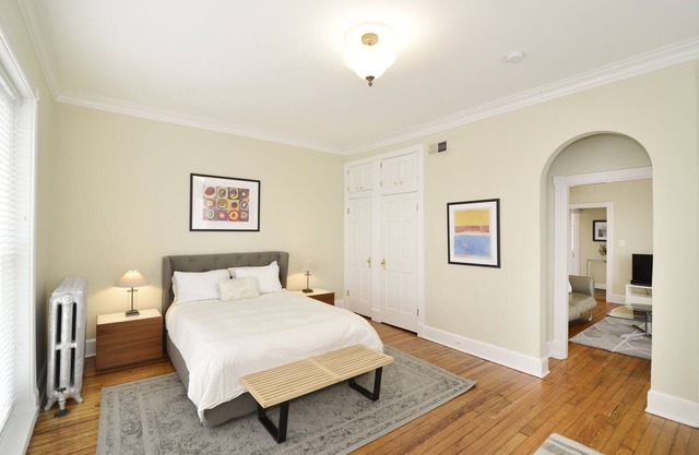 Sunfilled Georgetown Penthouse Apartment In Classic Townhouse