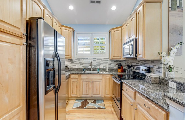 The Tides Coastal Gem W/Fast WiFi, Beautiful Decor, & Beach Access Nearby