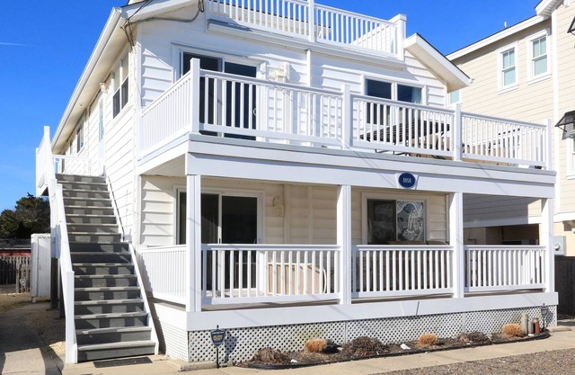 Townsend Inlet Beachblock 4 bedroom, 2 full bath 1st floor of a duplex