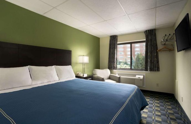 Travelodge by Wyndham Cleveland Lakewood