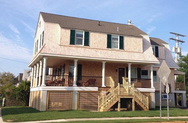 Two blocks from the beach, close to the downtown shops, a timeless “Bay Header”.