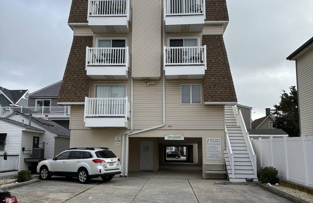 TWO-STORY TOWNHOUSE WITH BAY AND SUNSET VIEWS!