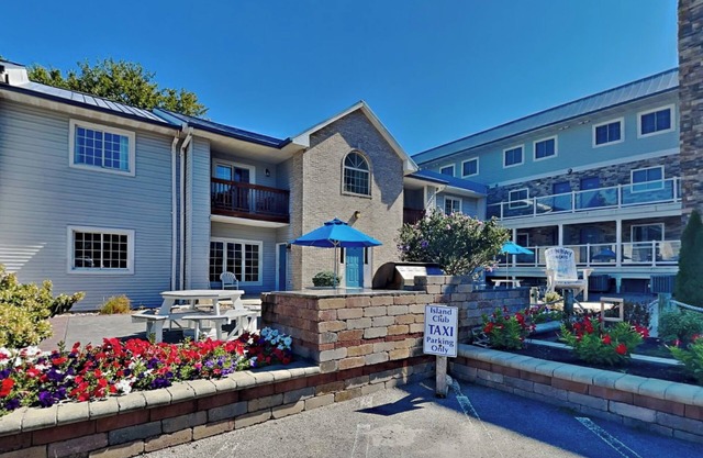 Updated 2 BR Pool View Condo - 3 minutes From Downtown Put-in-Bay Ohio - CON1