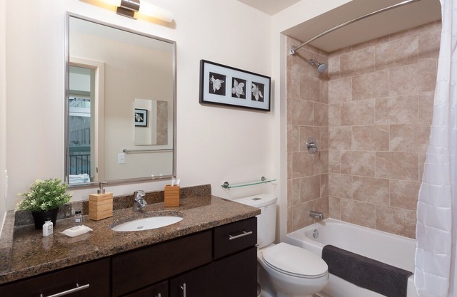 Urban Apartment near Transit, 24h Gym Access, A/C, City Views!