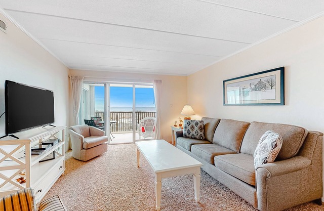 Vacation Retreat in Oceanfront Complex w/Free WiFi, Central AC, W/D