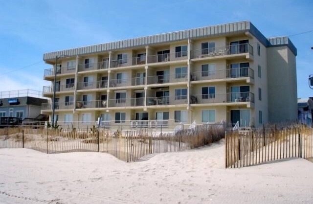 Watch the sunrise from your balcony - 3rd floor beachfront