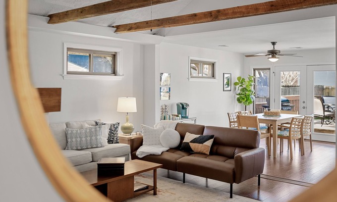 Issue House | 1 mile to beach & downtown/deck/grill/firepit/golf cart community
