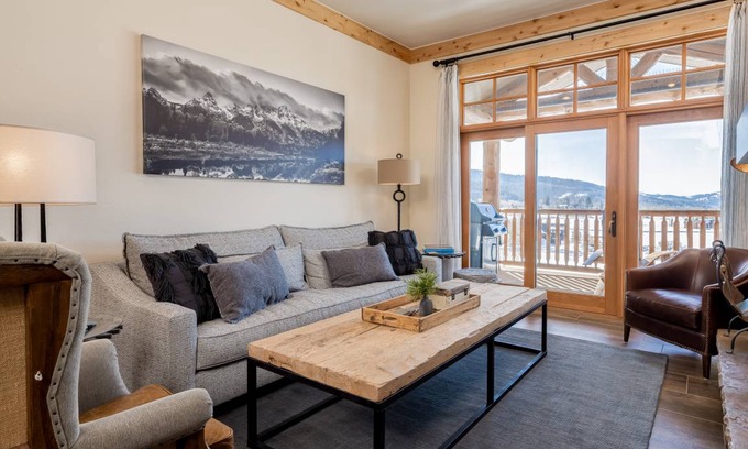 Victor Condo | 104 m² Condo ∙ 2 bedrooms ∙ 5 guests