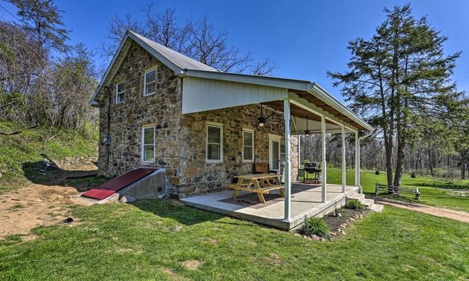 Hellertown Cottage | 111 m² Cabin ∙ 2 bedrooms ∙ 6 guests