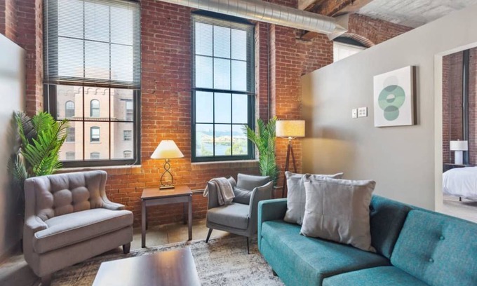 Strip District Apartment | 140 m² Apartment ∙ 2 bedrooms ∙ 6 guests