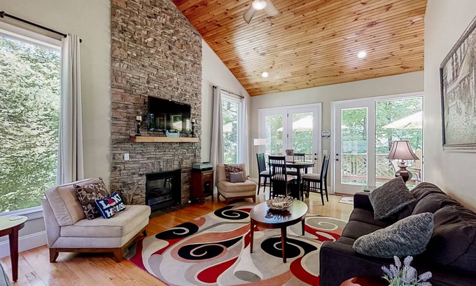 Sharps Chapel Cabin | 167 m² Cabin ∙ 3 bedrooms ∙ 12 guests