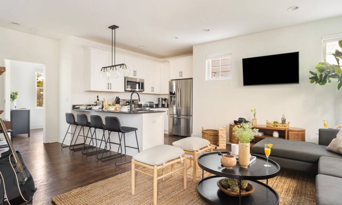 Chestnut Hill Apartment | 1794 m² Apartment ∙ 3 bedrooms ∙ 8 guests