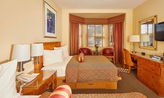 Gayborhood Hotel | 2 Family Ready Stay Close to Liberty Bell Center | Free Breakfast