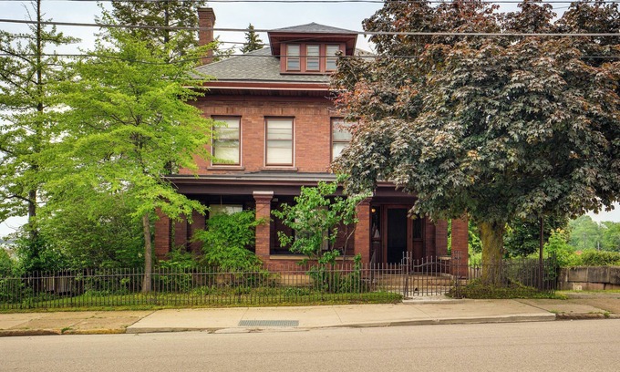 Erie House | 2 Mi to Lake Erie: Spacious Retreat Near Cafes!