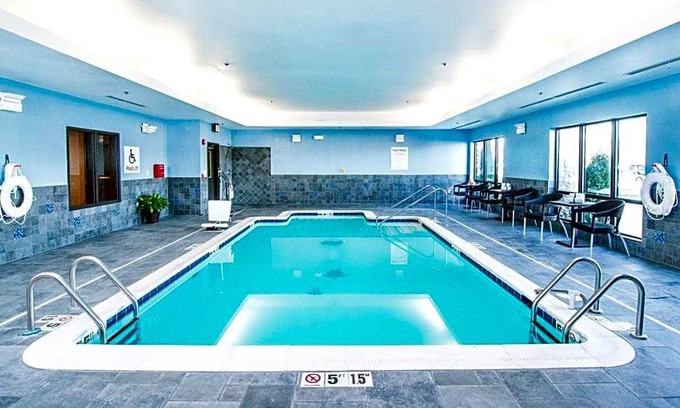 Elkton Hotel | 2-Star Hotel ∙ Holiday Inn Express & Suites Elkton - University Area, an IHG Hotel