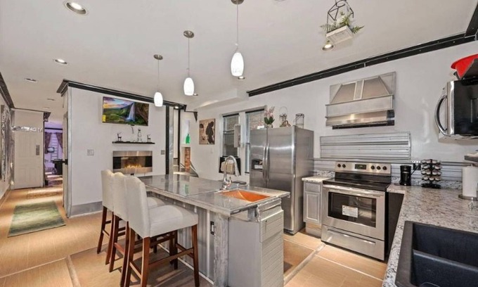 Chinatown House | 204 m² House ∙ 4 bedrooms ∙ 22 guests