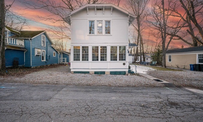 Lakeside Cottage | 228 Laurel Close to Downtown and the Lake!