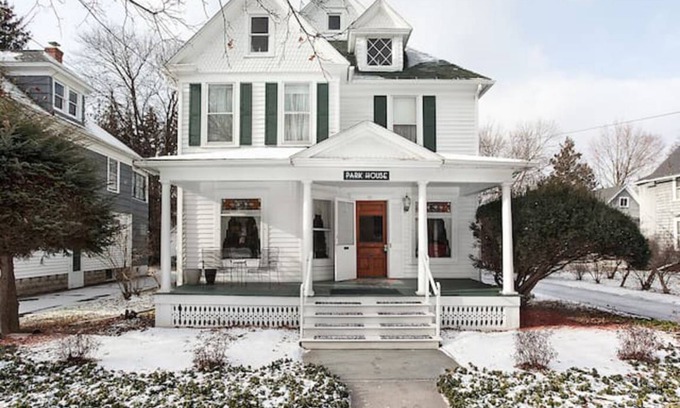 Binghamton House | 260 m² House ∙ 6 bedrooms ∙ 1 guest