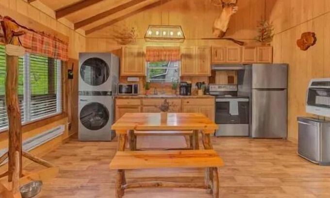 New Rumley Cabin | 2Q Cabin near Leesville Lake ~Pets welcome~