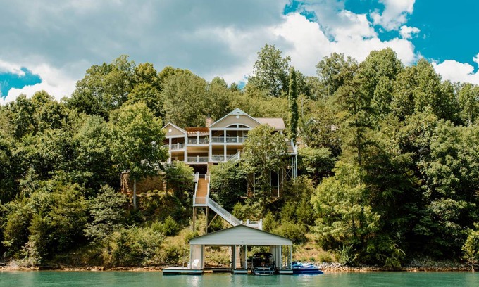 La Follette House | 325 m² House ∙ 4 bedrooms ∙ 14 guests