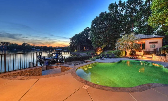 Mayhew House | 371 m² House ∙ 6 bedrooms ∙ 20 guests