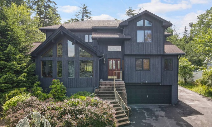 East Stroudsburg House | 372 m² House ∙ 4 bedrooms ∙ 8 guests