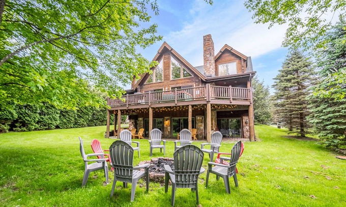 North Glade Hills House | 381 m² House ∙ 6 bedrooms ∙ 18 guests