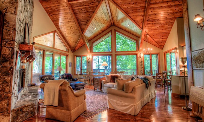 Burnsville House | 383 m² House ∙ 5 bedrooms ∙ 10 guests