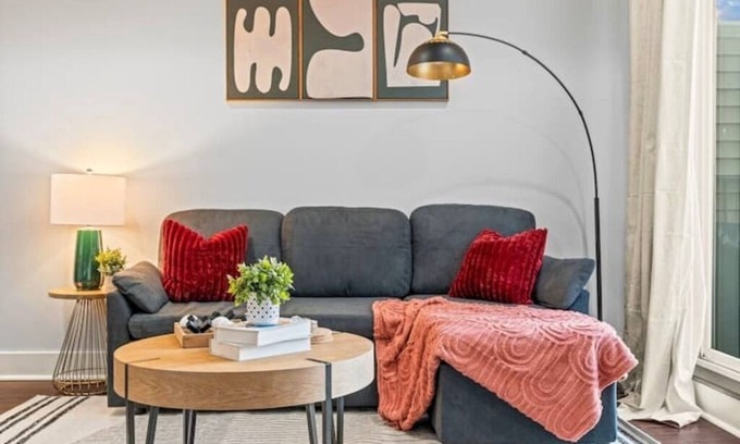 West Poplar Apartment | 3BR Near Metro - Walk to Met - Free Parking - Terrace - 8 pp