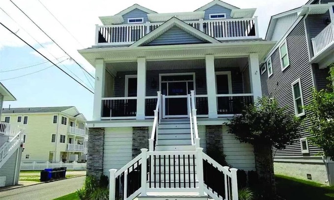 North End House | 4 BR/4 BA/Single Family - 2 Primary Suites