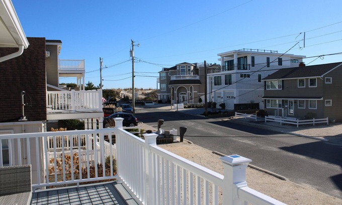 Surf City House | 4 Houses to THE BEACH! Completely renovated Duplex -2nd Floor. WALK TO ALL!