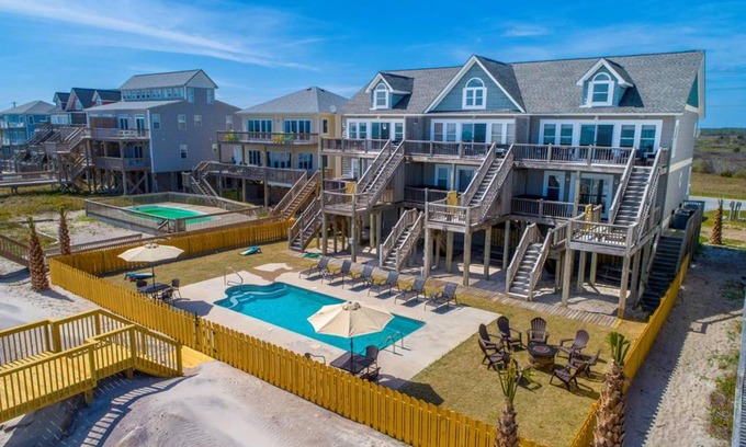 North Topsail Beach House | 438 m² Maisonette ∙ 12 bedrooms ∙ 36 guests