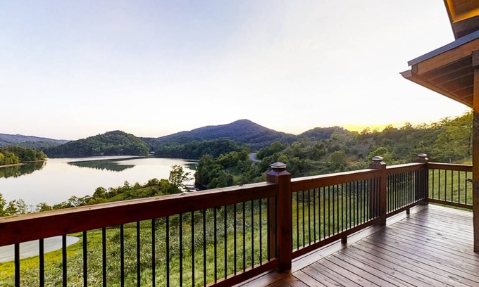 Tazewell Cabin | 474 m² Cabin ∙ 5 bedrooms ∙ 16 guests