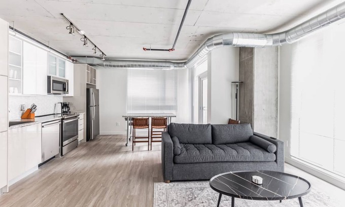 Gateway District Apartment | 855 m² Apartment ∙ 10 bedrooms ∙ 36 guests