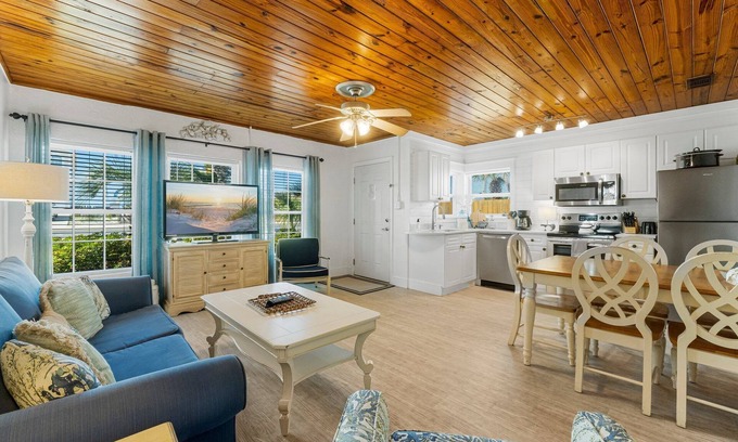 Laguna Beach Estates House | $98/Night Now thru November 22nd!~ Laguna Beach ~Directly Across Street-30ft from Perfect Beach Access #83